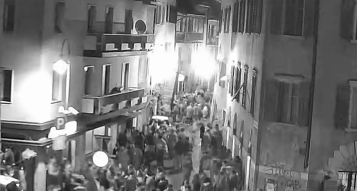 Santa Maria Maddalena, torna la movida molesta. I residenti: “Notti insonni e strade piene di rifiuti, siamo disperati”
