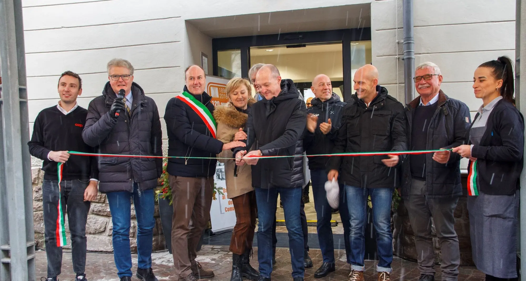 Inaugurazione coi fiocchi della Famiglia Cooperativa nel cuore di Cavalese