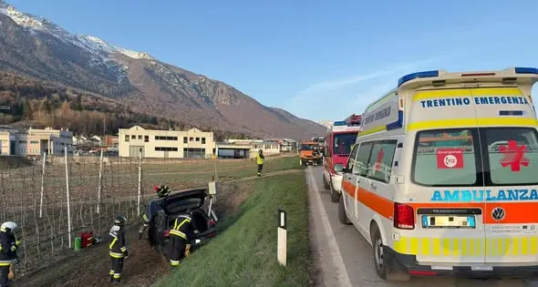 Bosentino, auto esce di strada sulla SP1: una persona ferita
