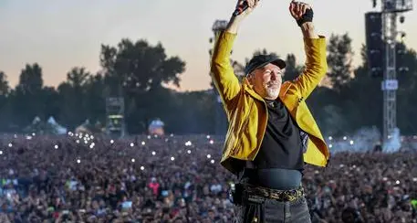 Vasco “vola” sul Trentino e “controlla” la Music Arena dall’alto