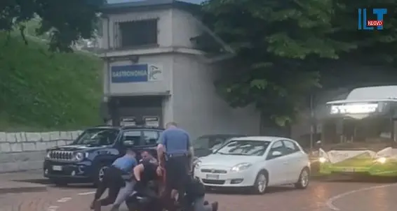 Aggredisce passanti e dà in escandescenze, rimesso in libertà due volte perché nella struttura psichiatrica non c'è posto