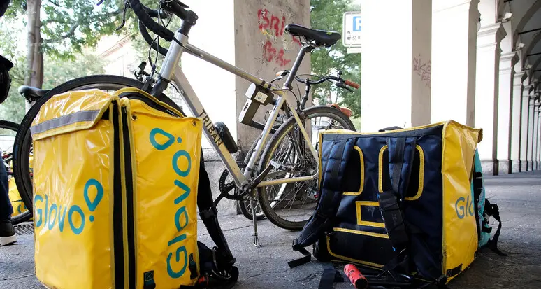Sindacati: «I riders lavorano al caldo e non hanno alternative»