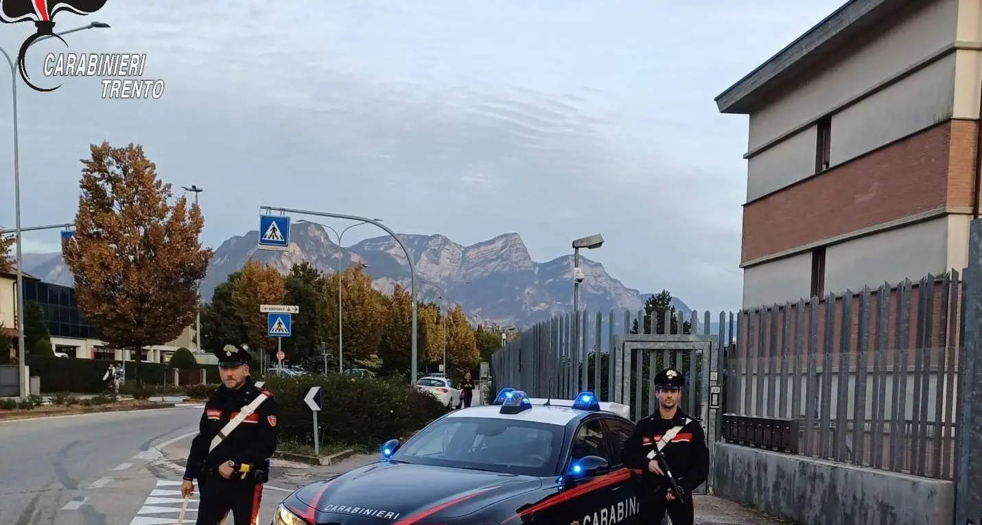 Roncegno, il collega fa “troppo rumore”: lo ferisce con il coltello
