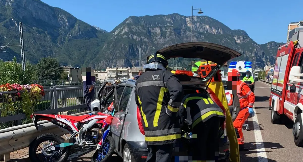 Scontro fra l’auto e la moto, gravissimo un 16enne a Lavis