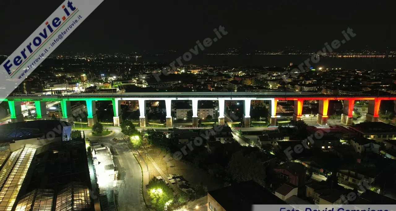 Desenzano, un tricolore da record: illuminato il viadotto di 400 metri