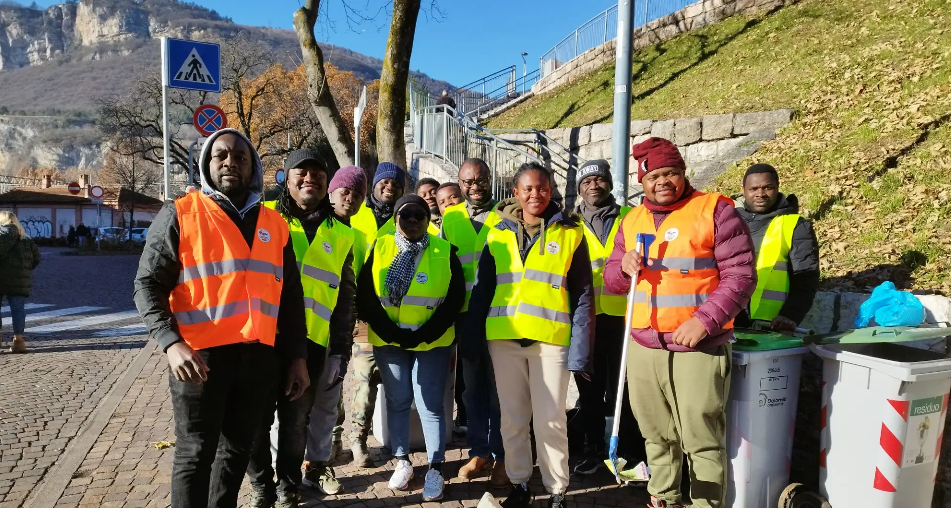 I volontari dal Camerun hanno pulito piazza Dante a Trento