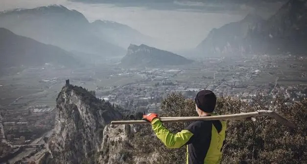 Riva del Garda, inciampa e cade per 50 metri nel bosco: gravemente ferita una turista 70enne