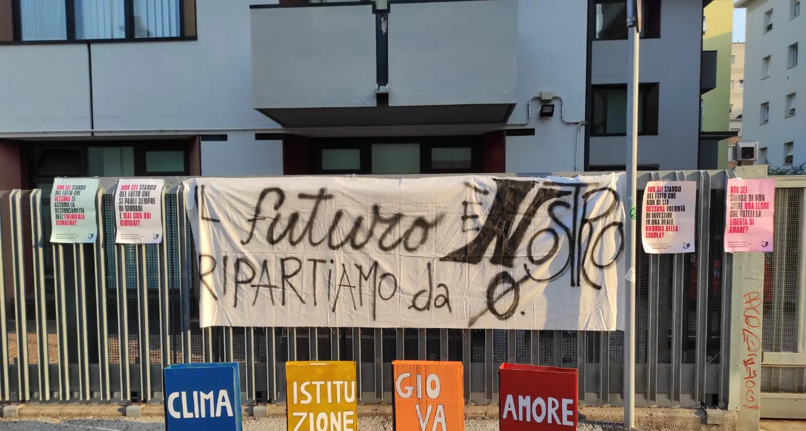 Studenti, flash mob di protesta al Da Vinci: “La scuola riapre, ma non siamo ascoltati”
