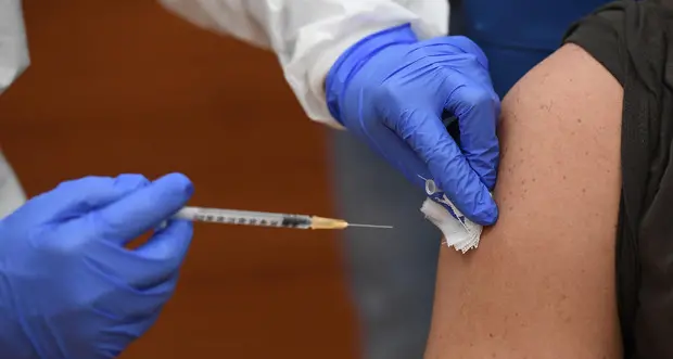 Vaccino: Pfizer taglia del 60 per cento le dosi per il Trentino
