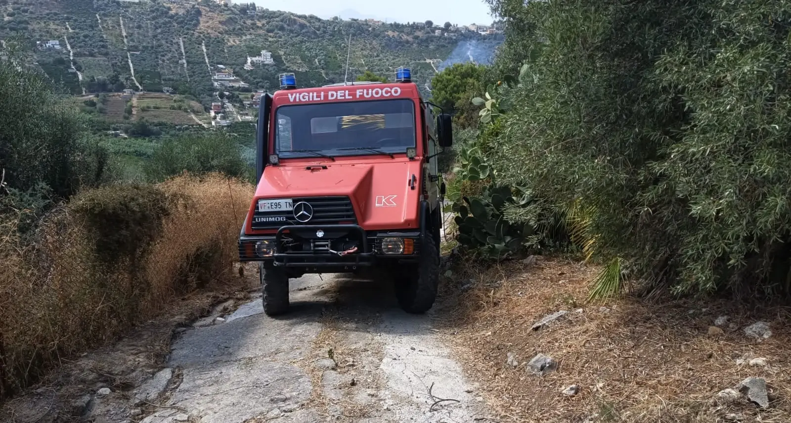 La Sicilia non smette di bruciare: i vigili del fuoco trentini salvano un’abitazione dalla minaccia delle fiamme