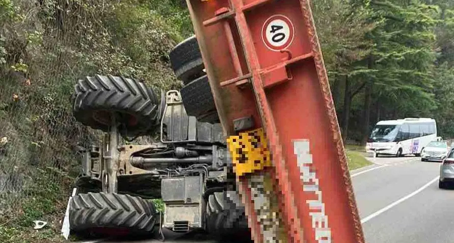 Trattore con rimorchio si ribalta: statale bloccata fra Loppio e Nago