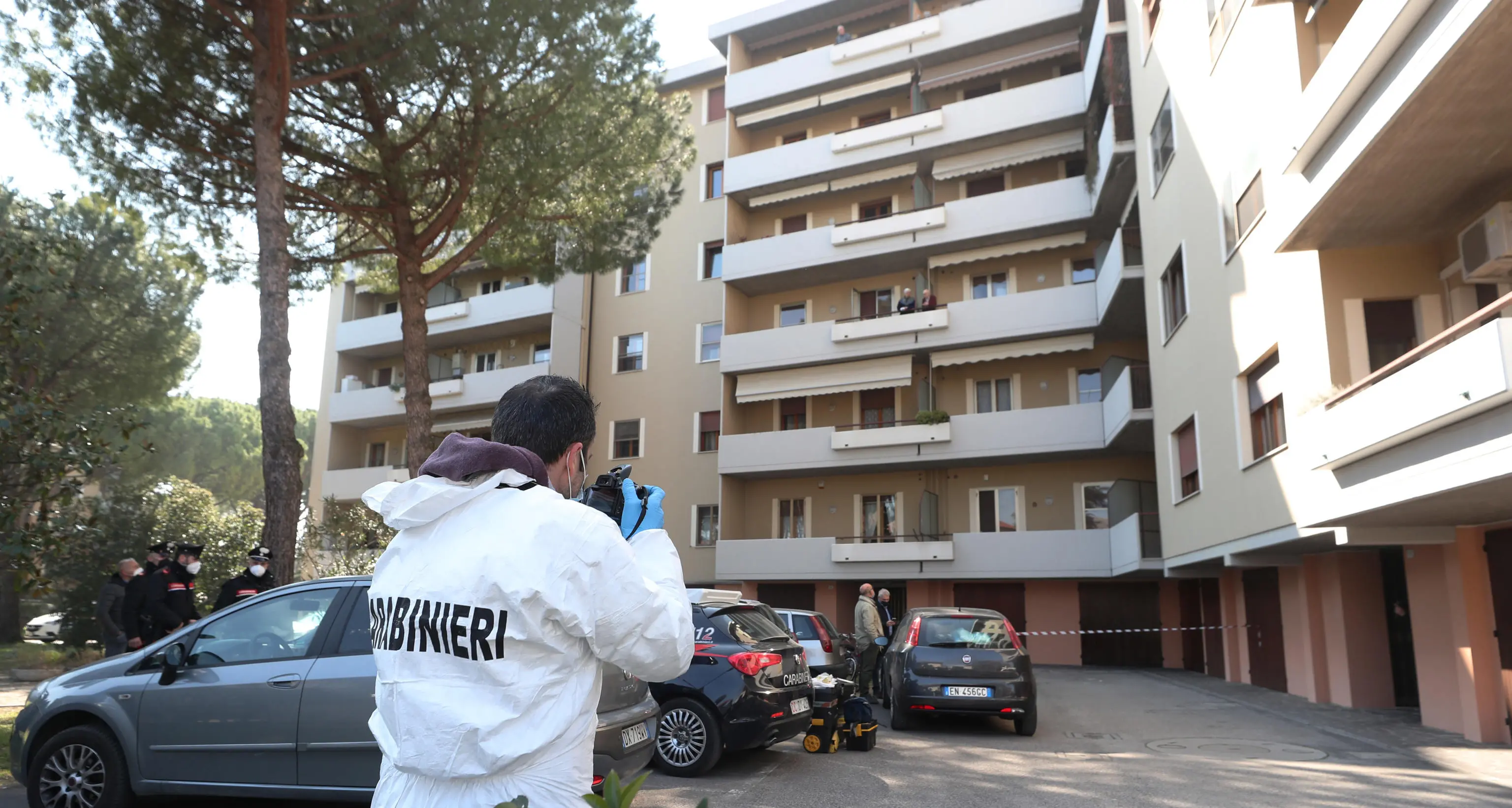 Femminicidio a Ravenna, uccide moglie e tenta suicidio: lui è un 77enne trentino