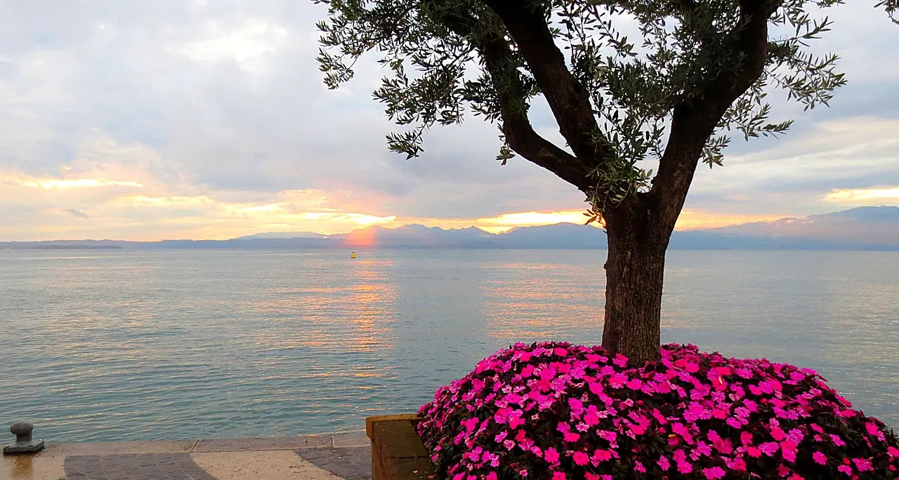 Turista passa vicino al cantiere sul lago di Garda: colpito da un oggetto caduto dal ponteggio