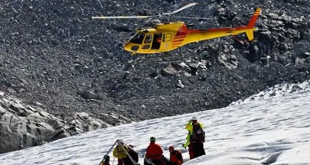 Scivola per 25 metri sul ghiacciaio della Marmolada, ferito un alpinista