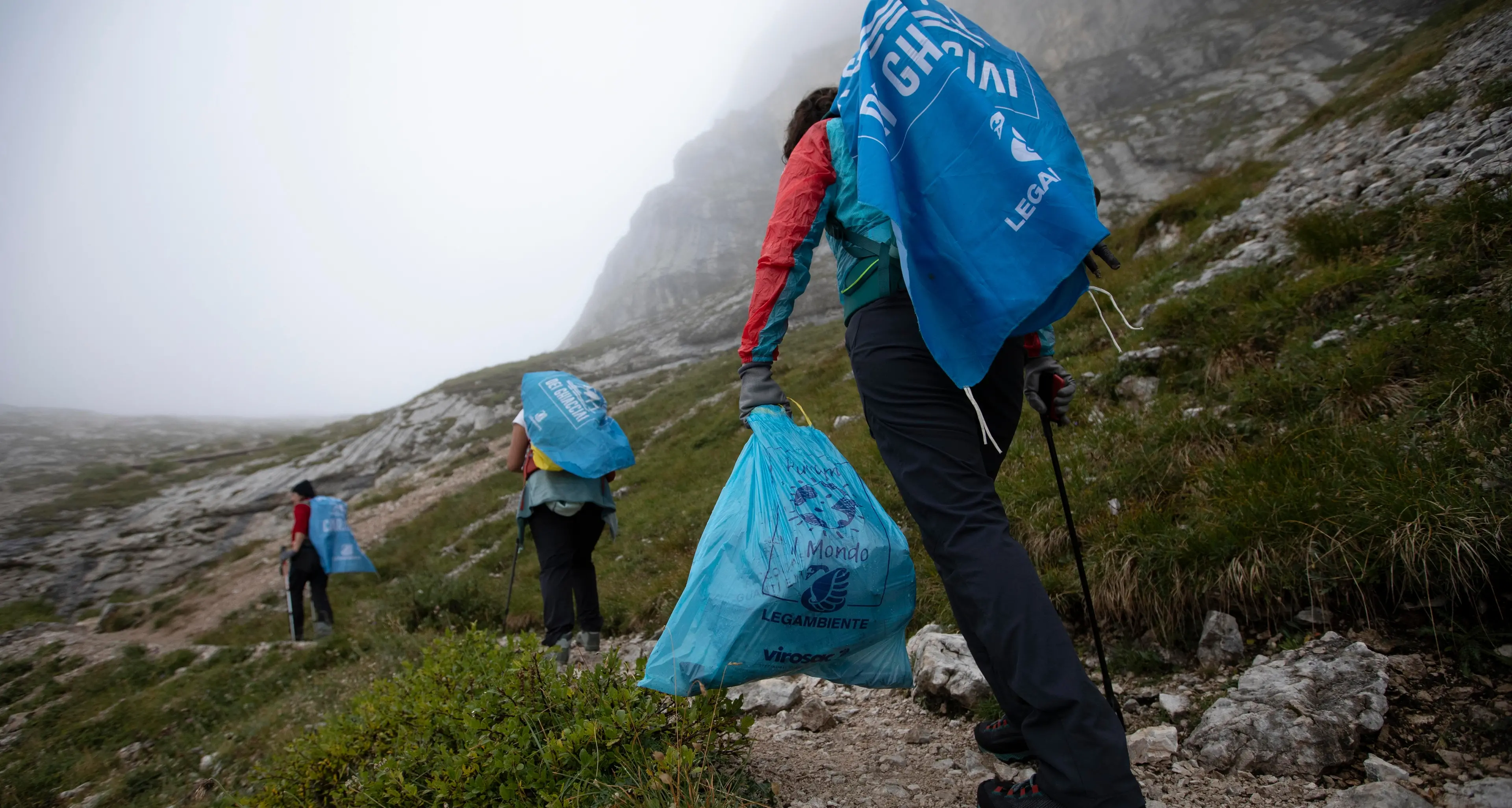 Carovana dei ghiacciai sulla Marmolada, raccolti 400 rifiuti in quota: da proiettili a posate di plastica, trovate anche tre mini-discariche