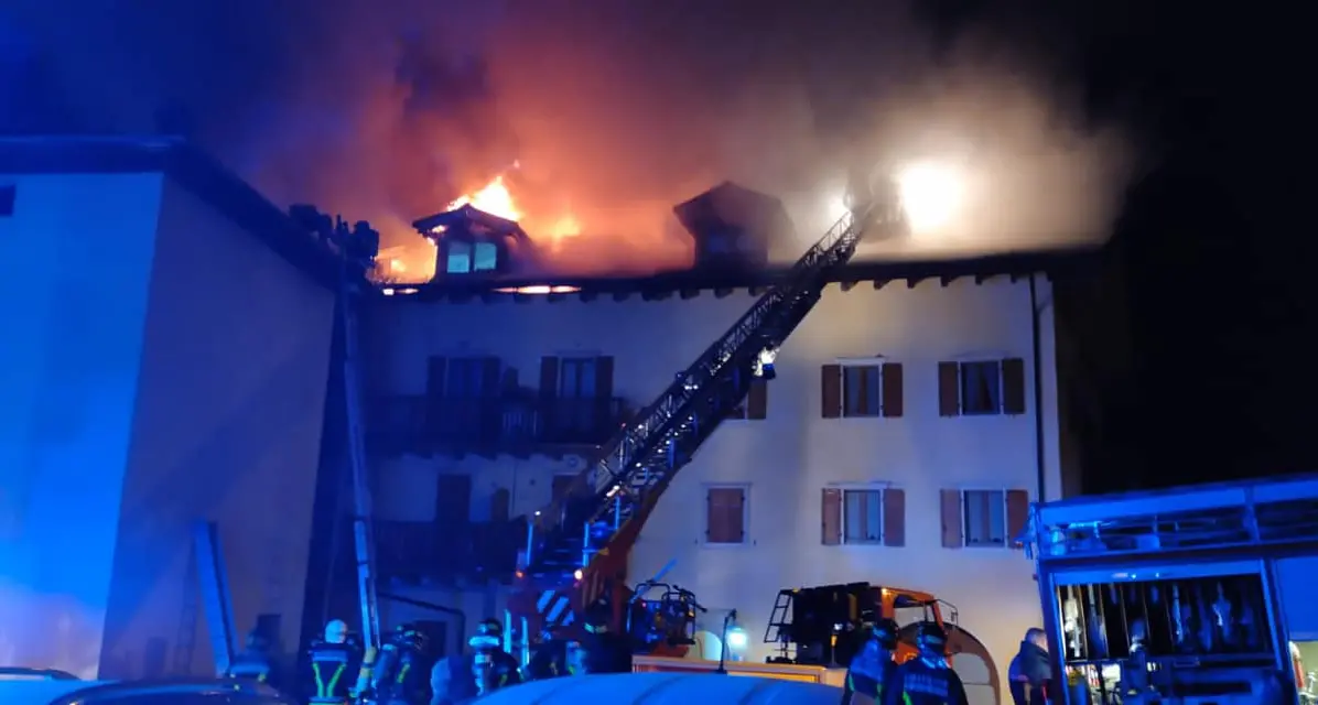 A fuoco una casa a Priò, evacuate due famiglie