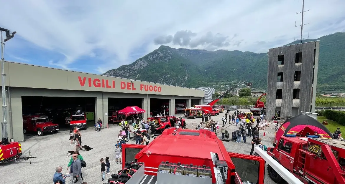 Vigili del fuoco di Arco, le porte aperte della caserma affascinano i bimbi