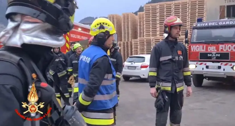 Tiarno di Sopra, vigili del fuoco impegnati da ore nell’incendio allo stabilimento Ledro Energia