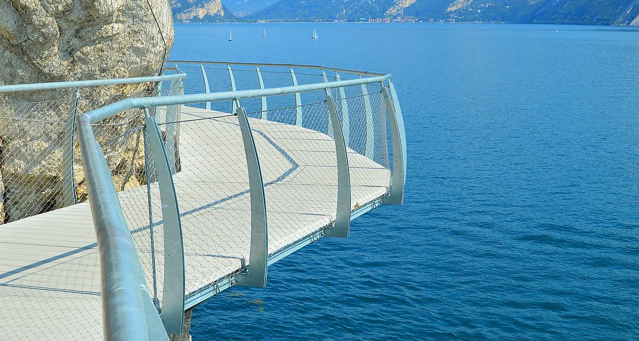 Ciclabile a sfioro sul lago di Garda, accordo per la realizzazione del tratto fra Peschiera e Lazise