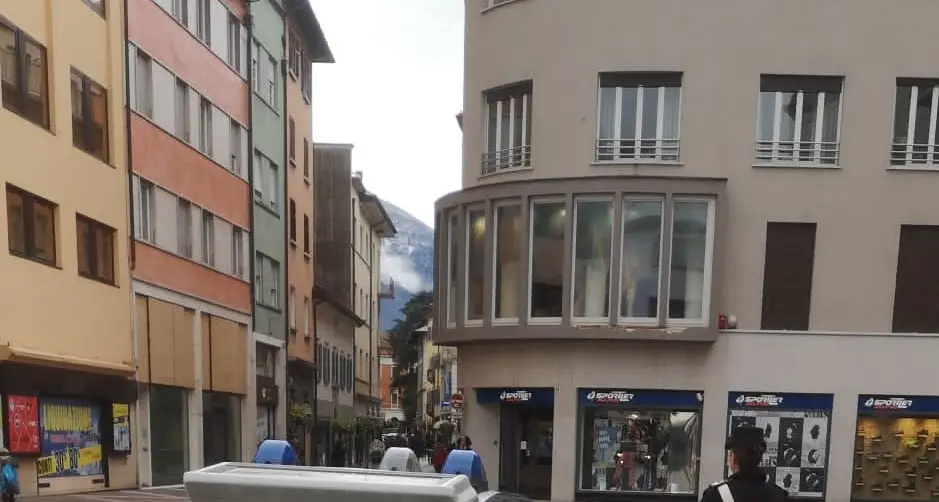 Trento, spacca la vetrina della gioielleria con una mattonella di cemento: arrestato