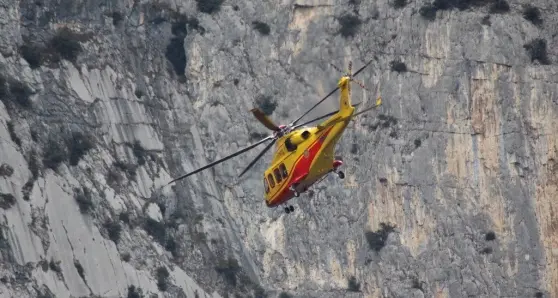 Alpinista precipita e sbatte contro una parete in Val di Ledro, trasferita in ospedale