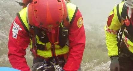 Catinaccio, scalatore di Cavalese cade per otto metri e perde i sensi: recuperato del Soccorso alpino