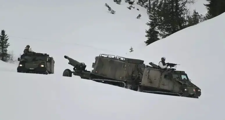 Simulazione di combattimento in ambiente artico a Braies: sugli sci ma anche con droni, elicotteri e quad