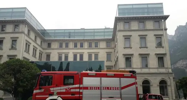 Riva, allarme incendio all’Hotel Lido Palace: fiamme dal vano ascensore