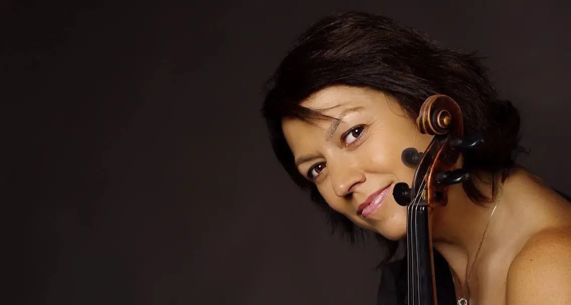Alla Filarmonica suona la violinista trentina che affascina i Manhattan Transfer
