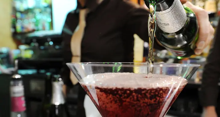 Limone sul Garda vieta il consumo all'aperto di ogni genere di alcolici: multe fino a 500 euro