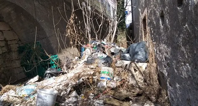 Trento, mini escavatore e mini pala per ripulire via Fersina