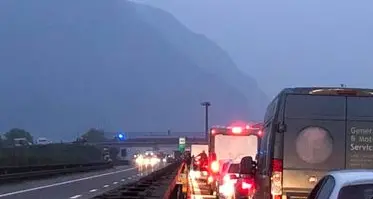 Ravina, minaccia di gettarsi dal cavalcavia sull’A22: “salvato” da Ianeselli e Segnana