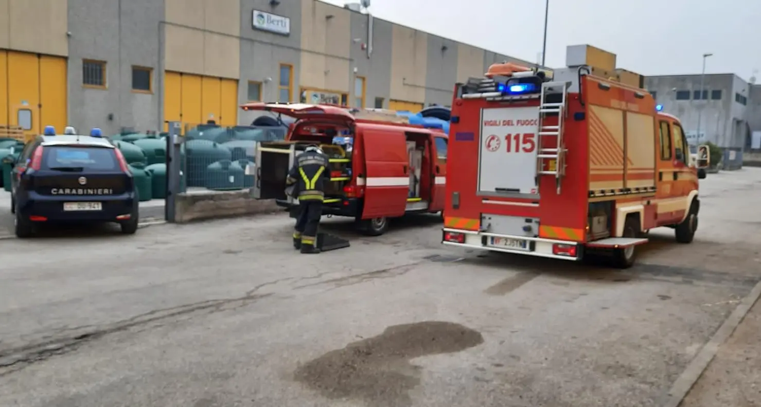 Lavis, operaio incastrato sotto un mini escavatore