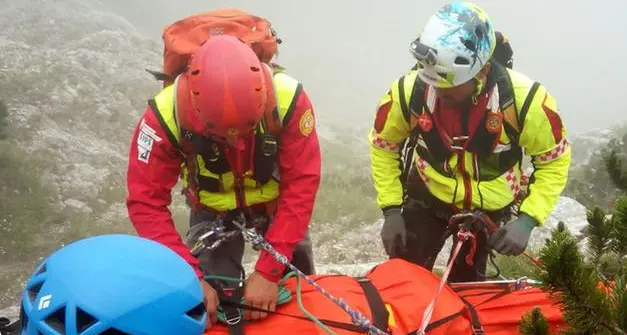 Uomo cade in rifugio dopo malore, il soccorso interviene via terra