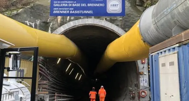 Rifiuti del tunnel del Brennero smaltiti illecitamente in val di Non: discarica abusiva in zona tutelata vicino al Noce