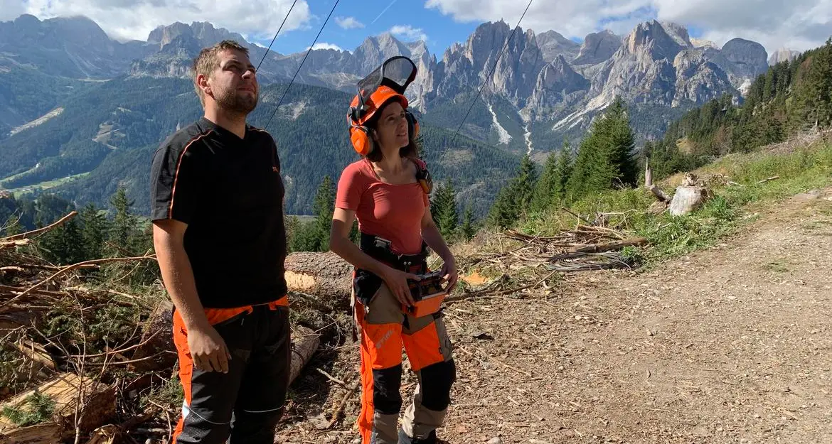 Tornano in tv le imprese dei boscaioli della val di Fassa. Nel team anche una donna. Ora c’è un nemico in più: il bostrico