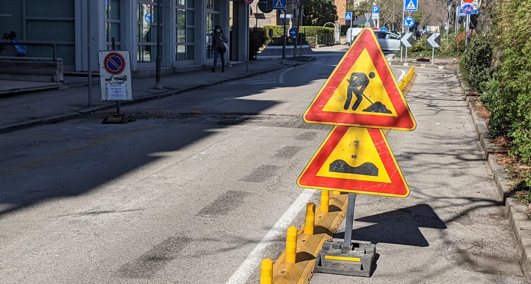 Trento, quei cartelli finiti in mezzo alla ciclabile di viale Rovereto
