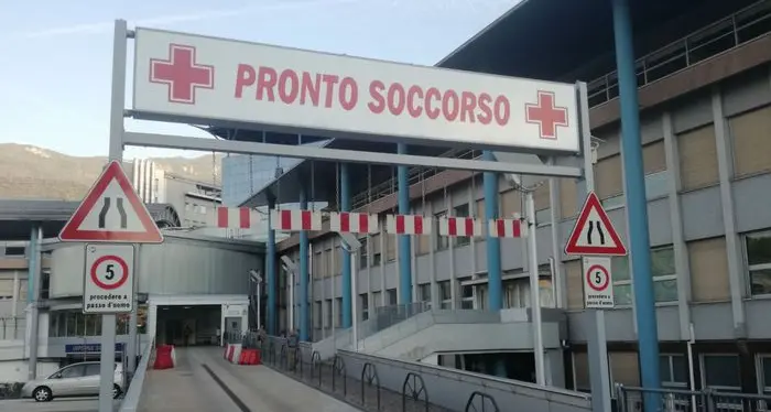 Presa a calci e pugni: al pronto soccorso di Trento per le botte ricevute dal fidanzato