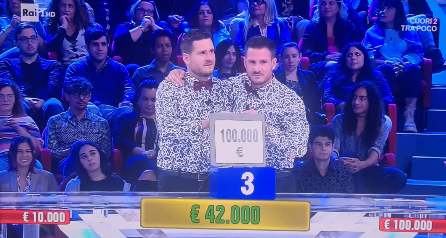 Daniele e Diego, gemelli di Ortisei, vincono 42 mila euro ad “Affari Tuoi” su Rai 1 con Amadeus
