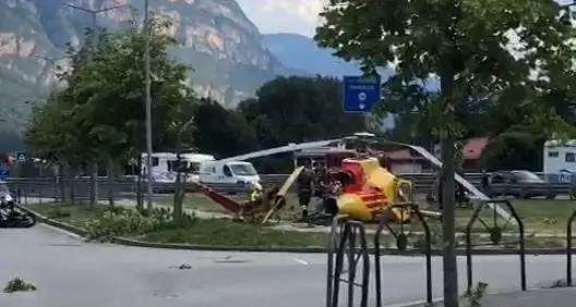 Elicottero della Provincia caduto a Trento sud: i due operatori non sono gravi. In corso le verifiche sulle cause