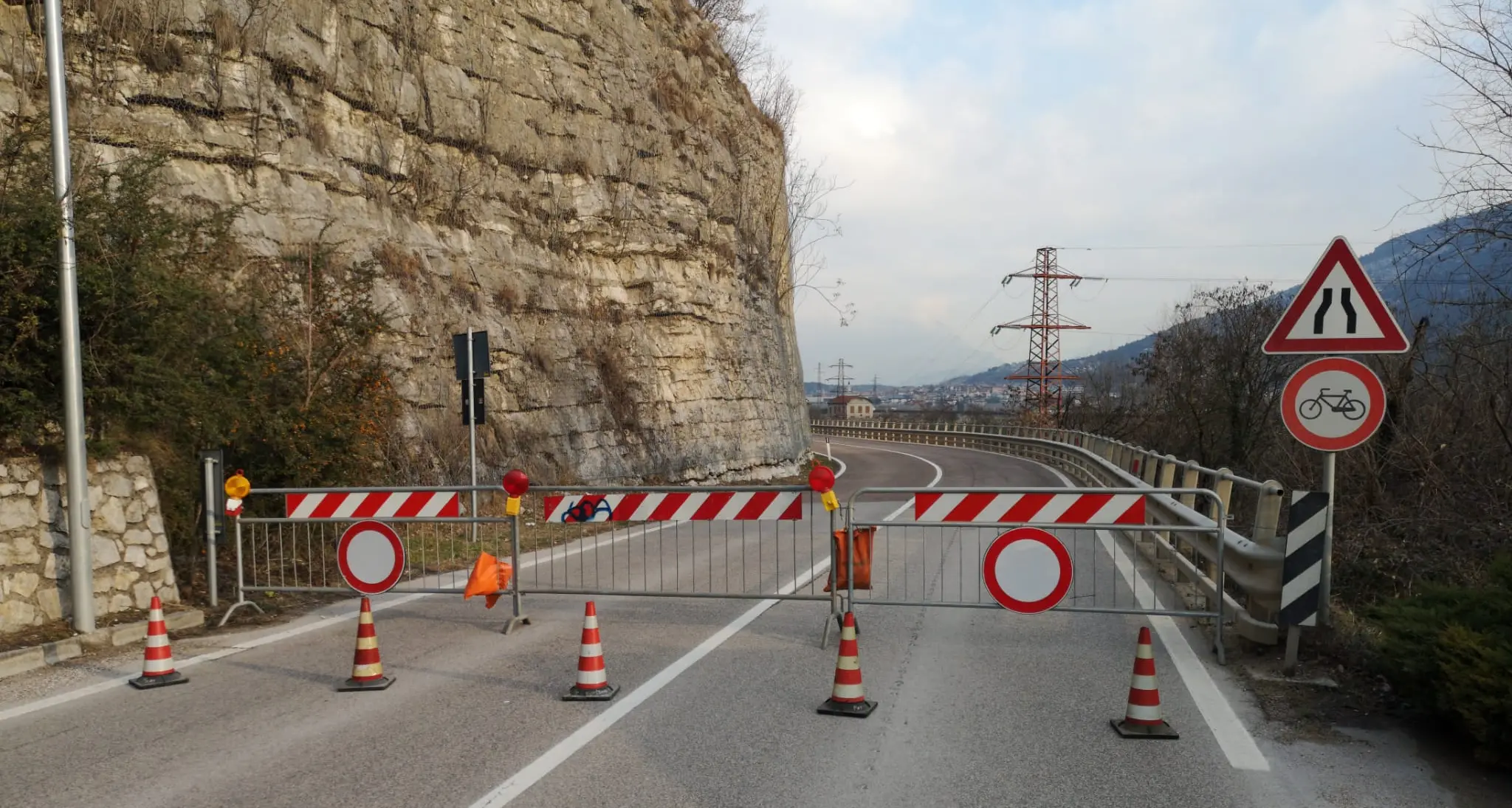 Masso cade di notte sulla Destra Adige, strada interrotta