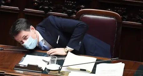 Conte alla prova del Senato, sfida con Renzi dopo i 321 sì della Camera