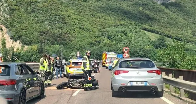Incidente in tangenziale, moto tampona un’auto: c’è una persona ferita