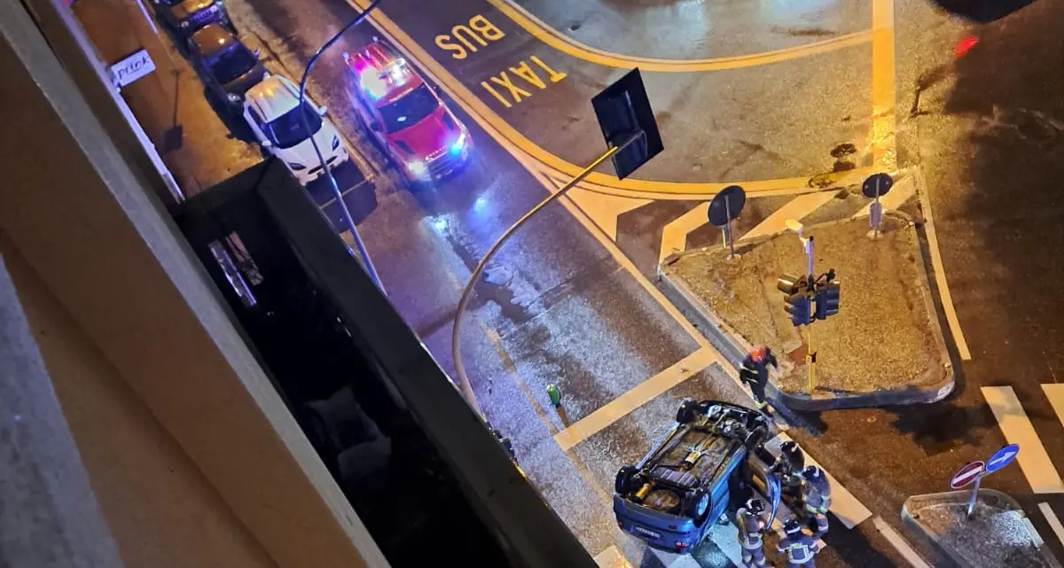 Via Brennero, l’auto si ribalta: l’automobilista rimane illeso