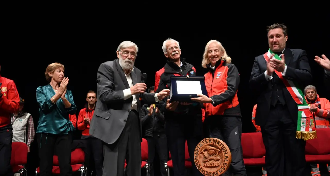 Premio Solidarietà alpina: Targa d’argento ai promotori della “Montagnaterapia”