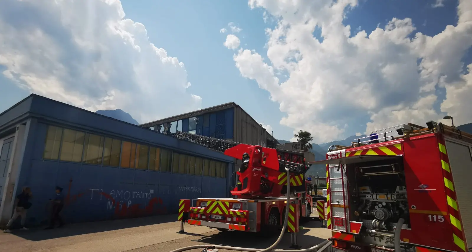 Incendio al centro commerciale di Arco, le fiamme forse partite dall’impianto di condizionamento
