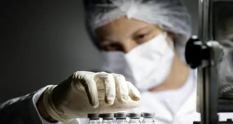 AstraZeneca dimezza le dosi all'Unione europea nel secondo trimestre