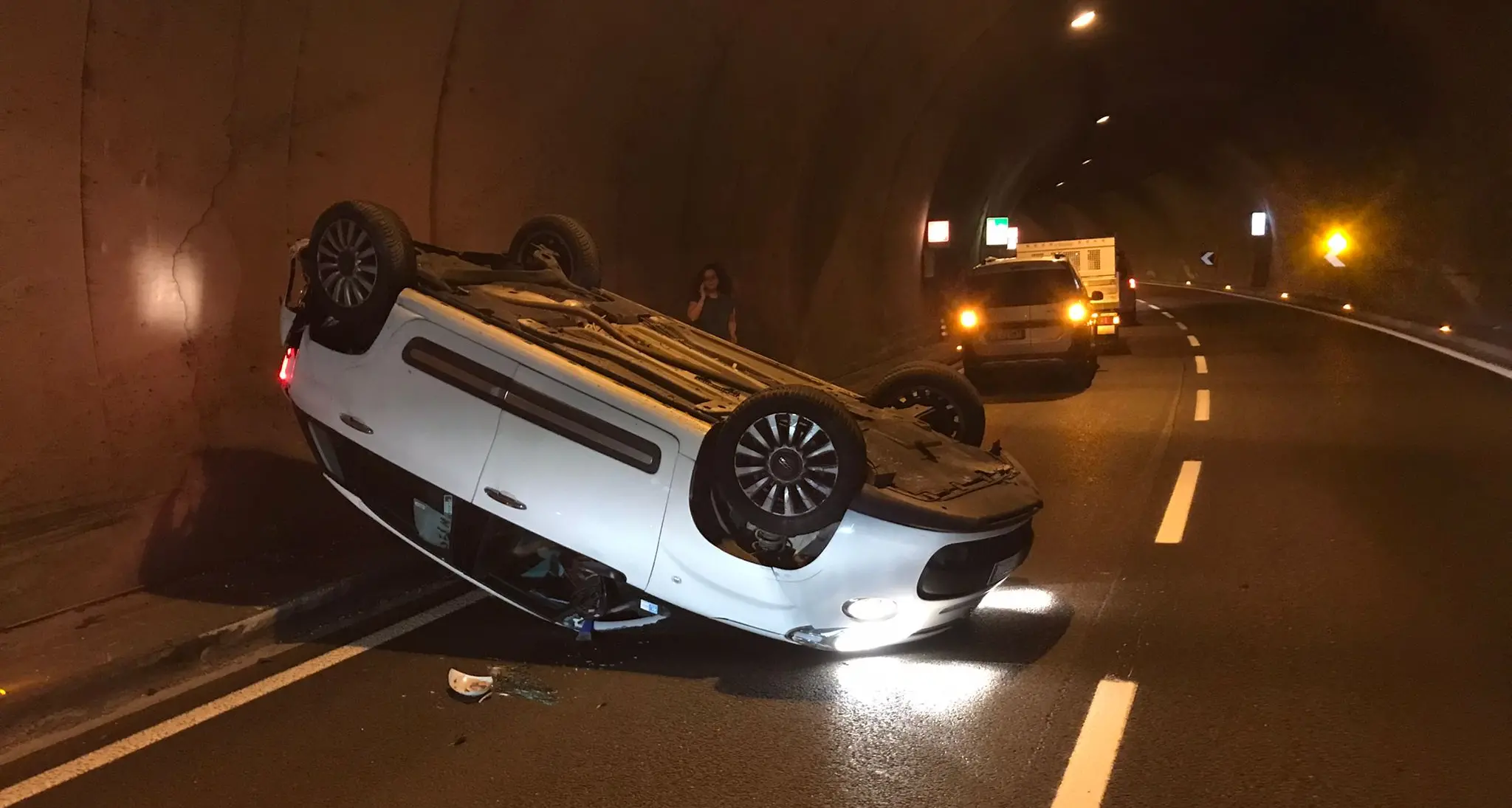 Auto capottata nella galleria di Piedicastello, lunghe code e disagi