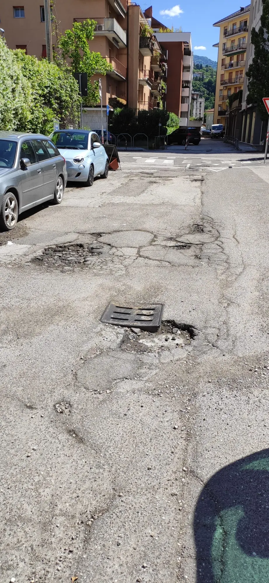 In via Aosta a Trento ogni giorno è un “rally” fra le buche. Scatta la protesta dei residenti
