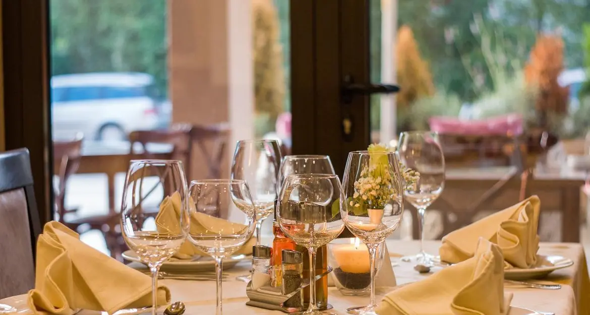 Anche in Trentino si può tornare a mangiare all’interno dei ristoranti. E riaprono i circoli anziani e i parchi avventura